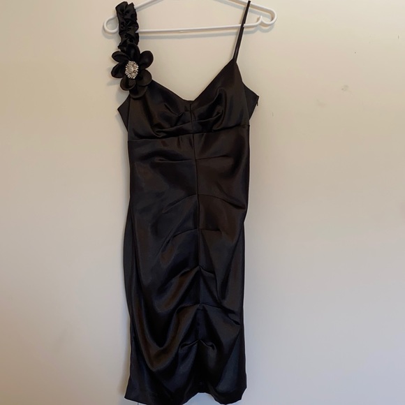 Beautiful little black dress - Picture 2 of 4